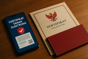 Konsep digitalisasi sertipikat tanah elektronik di atas meja kayu. Menampilkan perbandingan antara dokumen fisik dan versi digital di layar ponsel untuk ilustrasi cek sertipikat tanah elektronik.