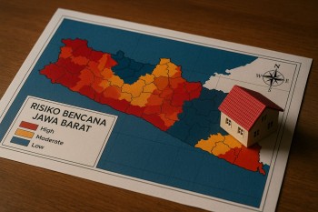 Peta risiko bencana Jabar dengan gradasi warna merah, oranye, dan biru menunjukkan tingkat kerentanan wilayah. Miniatur rumah di tepi peta menandakan relevansi terhadap hunian dan sewa.