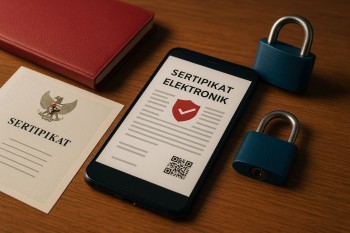 Tampilan realistis sertipikat elektronik tanah dengan simbol keamanan digital, kunci ganda, dan dokumen fisik di meja kayu, melambangkan validitas hukum dan keamanan data.